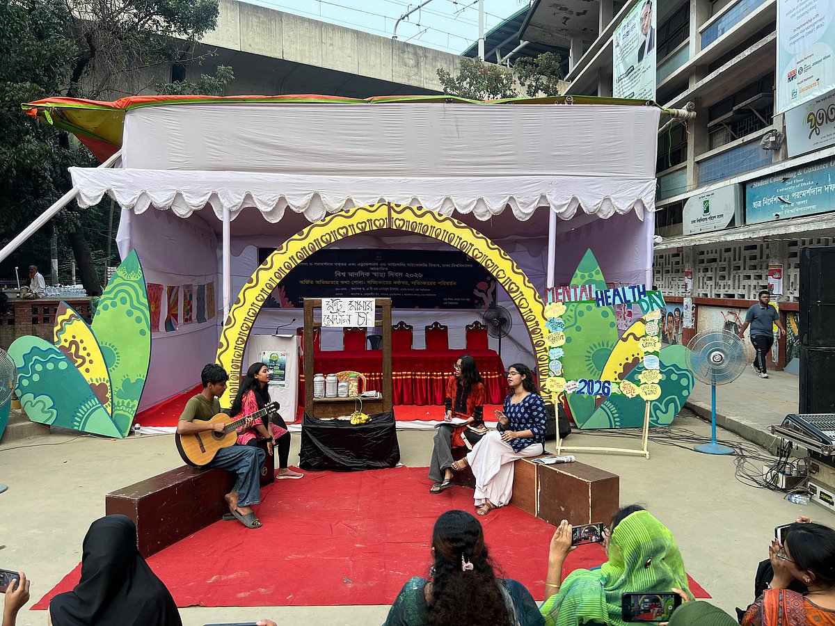 মানসিক স্বাস্থ্য নিয়ে সচেতনতায় ঢাকা বিশ্ববিদ্যালয়ে পথনাটক ও প্রদর্শনীর আয়োজন