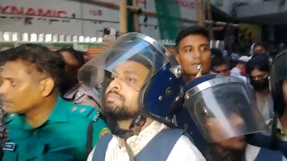রবীন্দ্রনাথ ঠাকুরের গ্রাফিতিতে কালি: আয়াস, মারজিয়াসহ চারজন ৩ দিনের রিমান্ডে