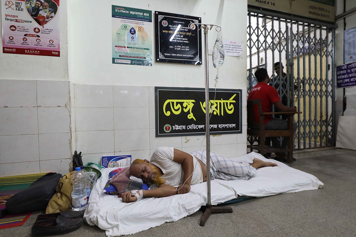 হাসপাতালের বারান্দায় ডেঙ্গু রোগীদের চিকিৎসা