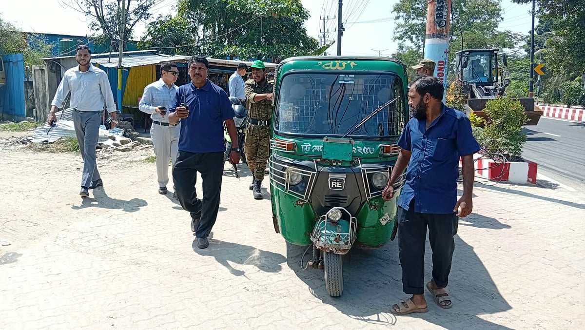 চট্টগ্রামের উদ্বোধনের পরদিনই সাইকেল চলার পথ দখল