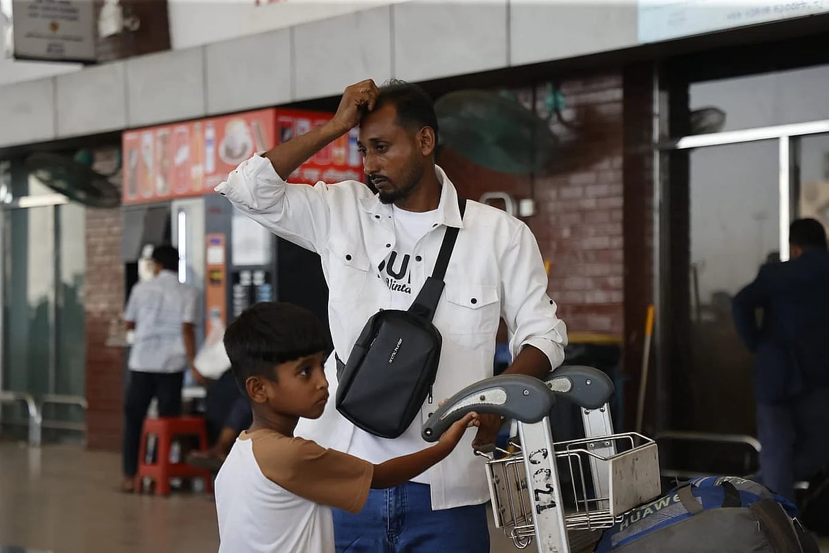 ‘কালকে রাত দুইটায় ফ্লাইট ছিল, এখনো এখানে বসে আছি’