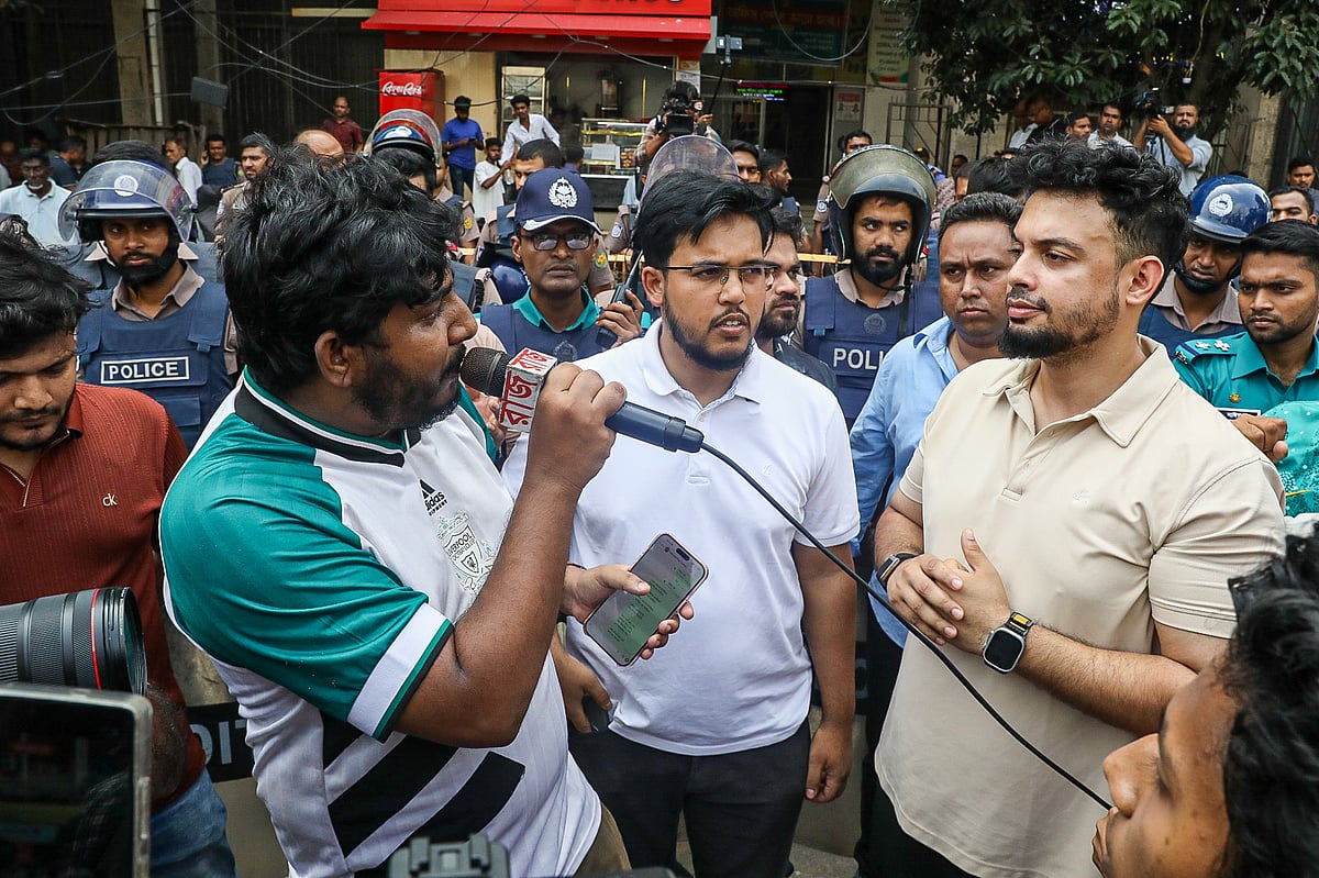 যুব প্রতিমন্ত্রী আমিনুলের পদত্যাগ চেয়ে অধিদপ্তর ঘেরাও করল এনসিপির যুবশক্তি