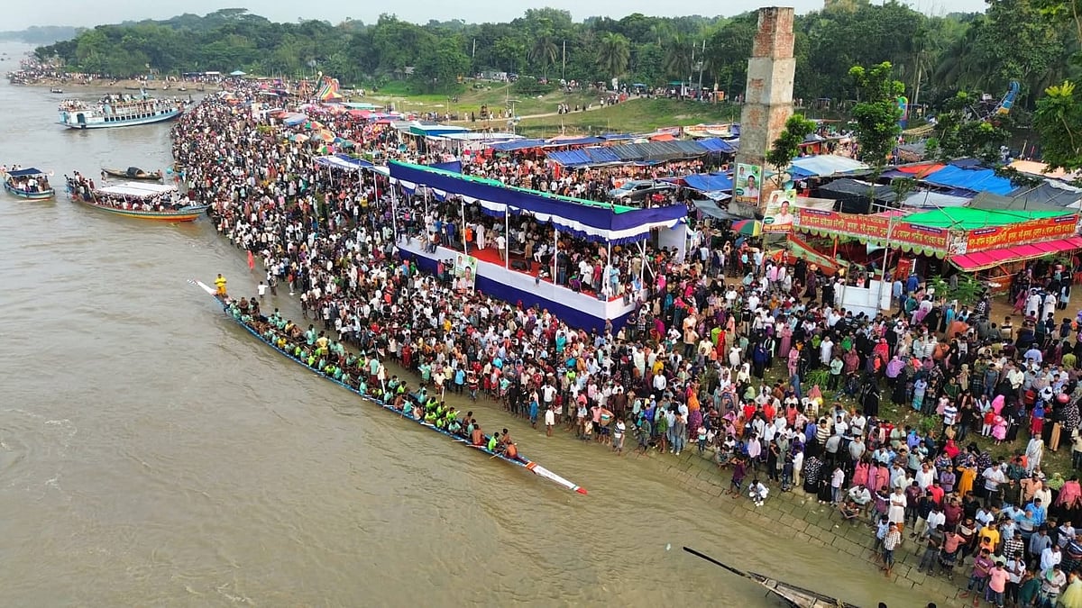 রাজবাড়ীতে নৌকাবাইচে এগিয়ে থাকা নৌকায় ধাক্কা, ডুবে যাওয়ার পর মাঝিদের মারধর