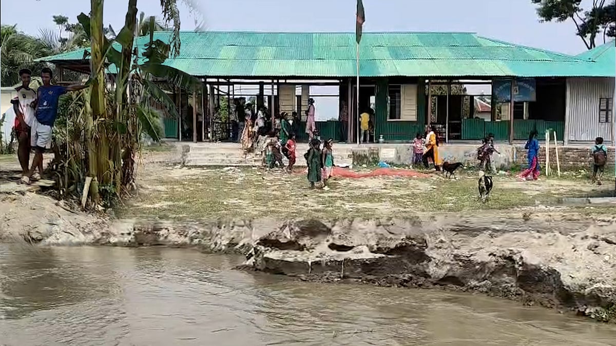 পদ্মার ভাঙনে বিলীনের শঙ্কায় প্রাথমিক বিদ্যালয়, অনিশ্চয়তায় শিক্ষার্থীরা