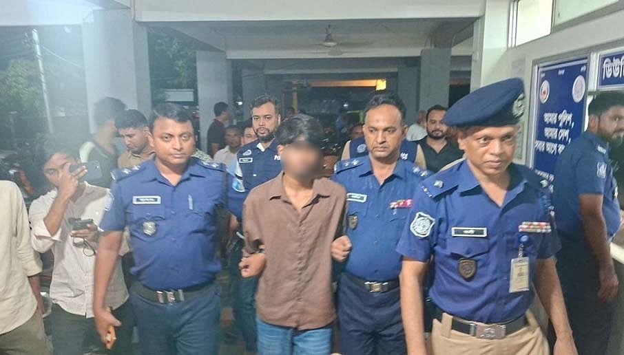 গ্রেপ্তার রাজু চৌধুরী। গতকাল রোববার রাতে