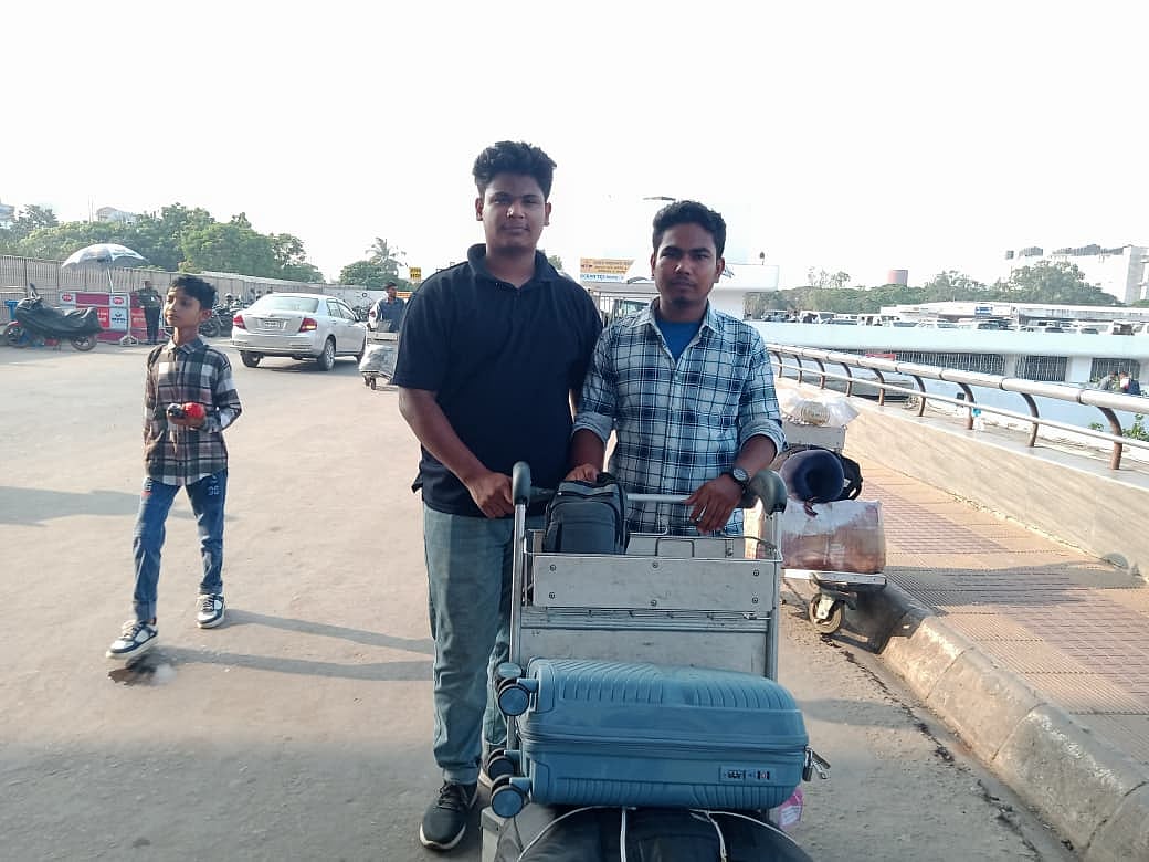 ‘এখন যাইতে না পারলে চাকরি বাঁচানো যাবে না’