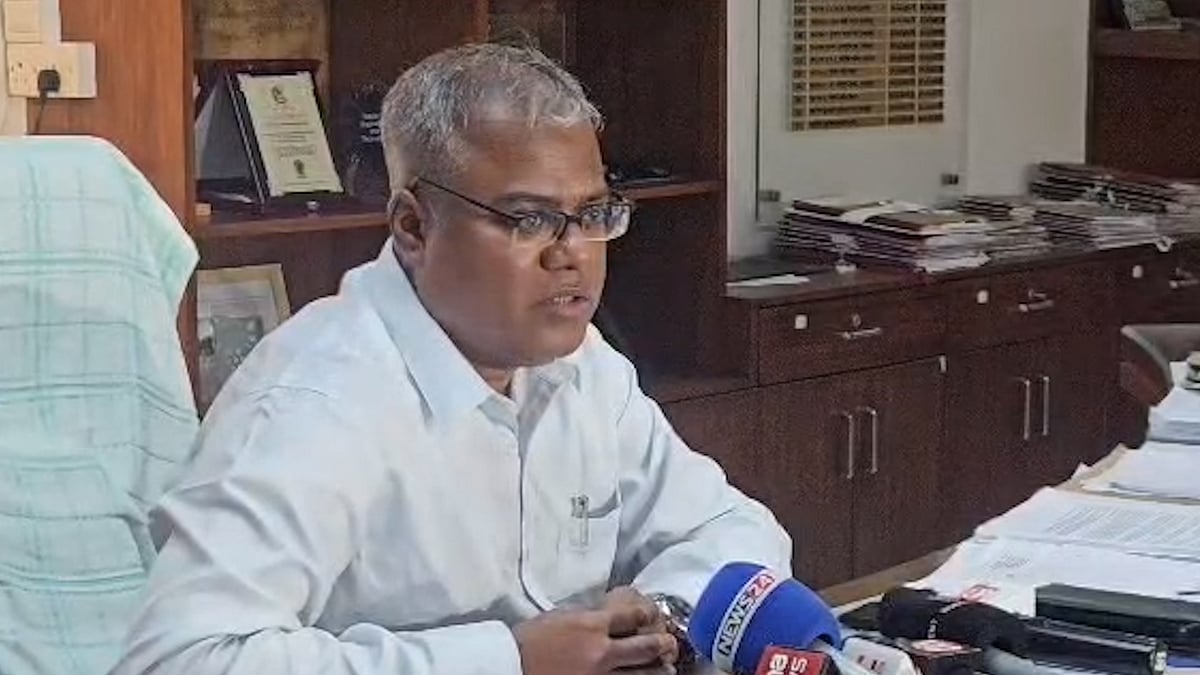তালা ভেঙে দপ্তরে চুয়েটের নতুন ভিসি, বললেন শুনবেন শিক্ষার্থীদের দাবি