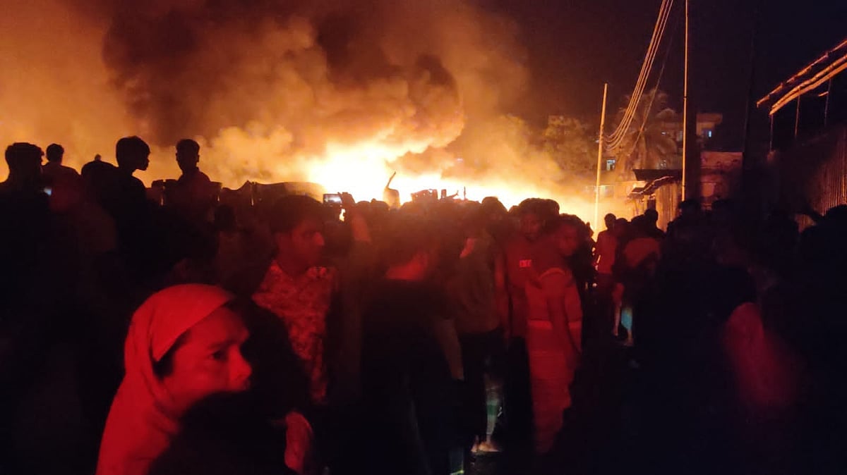 ফতুল্লায় এক রাতে আগুনে পুড়ল ২৬টি ঝুটের গুদামের মালামাল