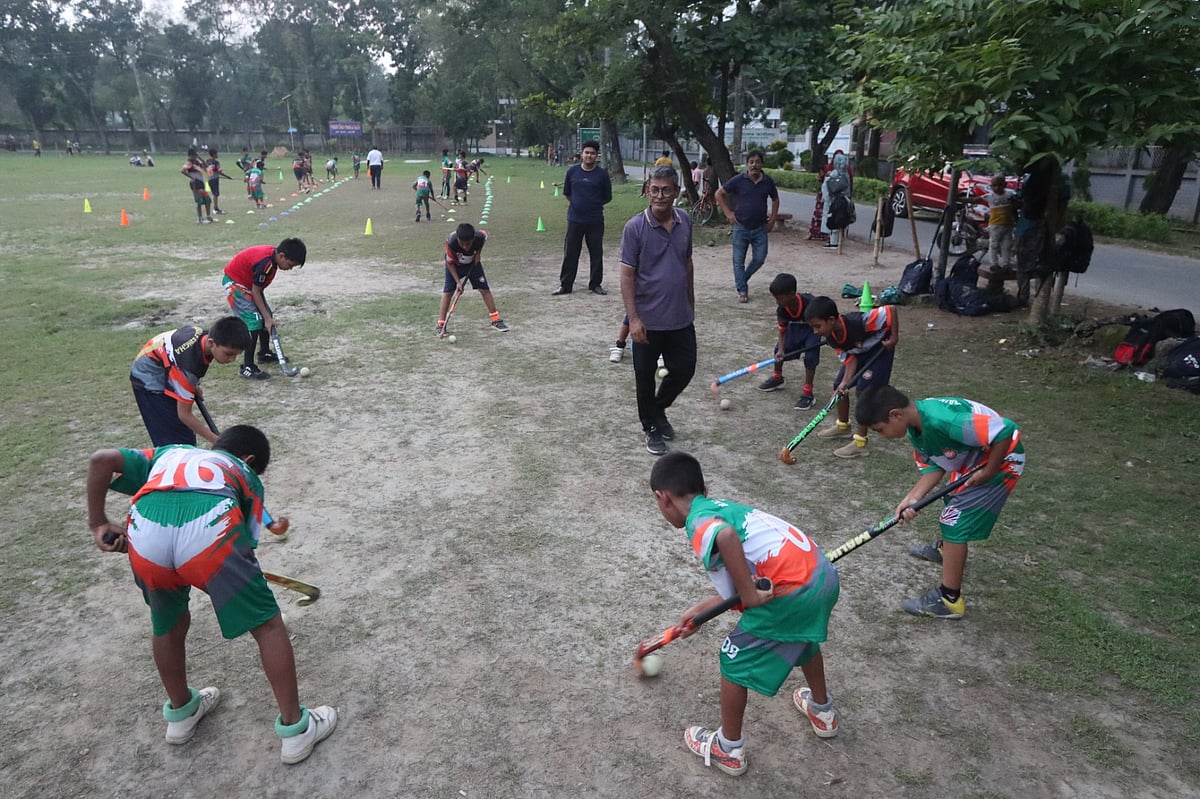 ১০০ টাকায় হকি শেখায় রাজশাহীর বৈকালী সংঘ