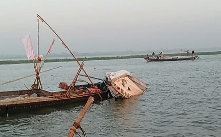 মেঘনায় জেলেদের ধাওয়ায় উল্টে গেল নৌ পুলিশের স্পিডবোট, পাওয়া যাচ্ছে না শটগান