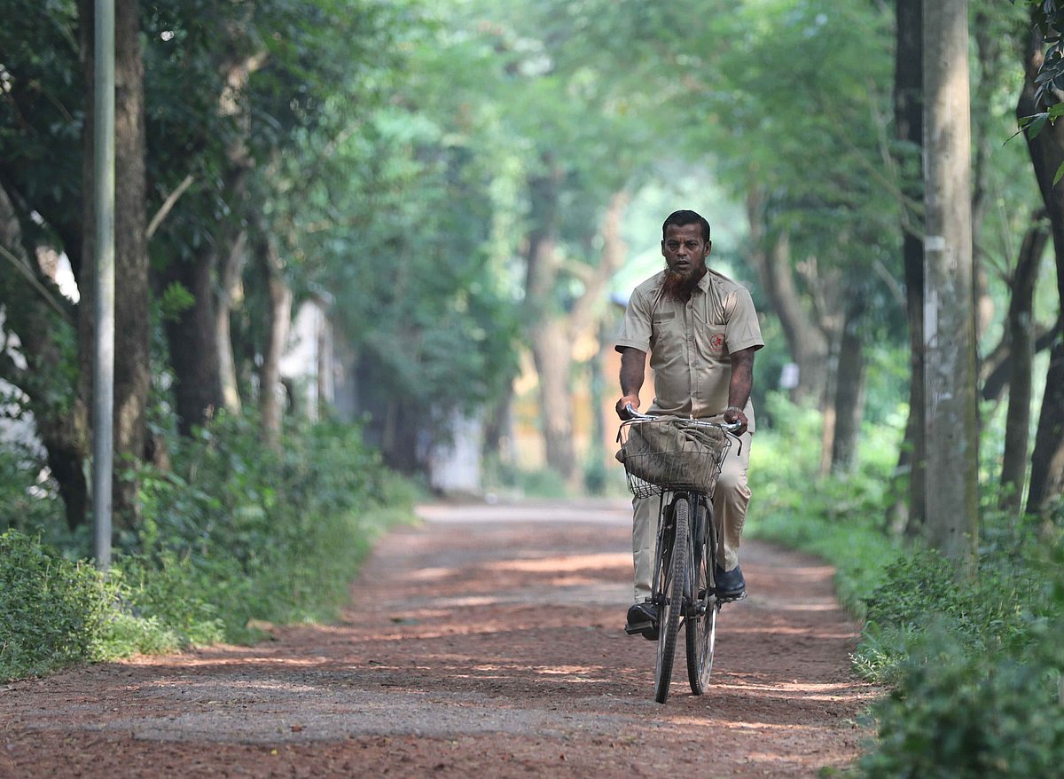 ২৮ বছর ধরে সাইকেলে ছুটছেন ‘রানার আকবর’
