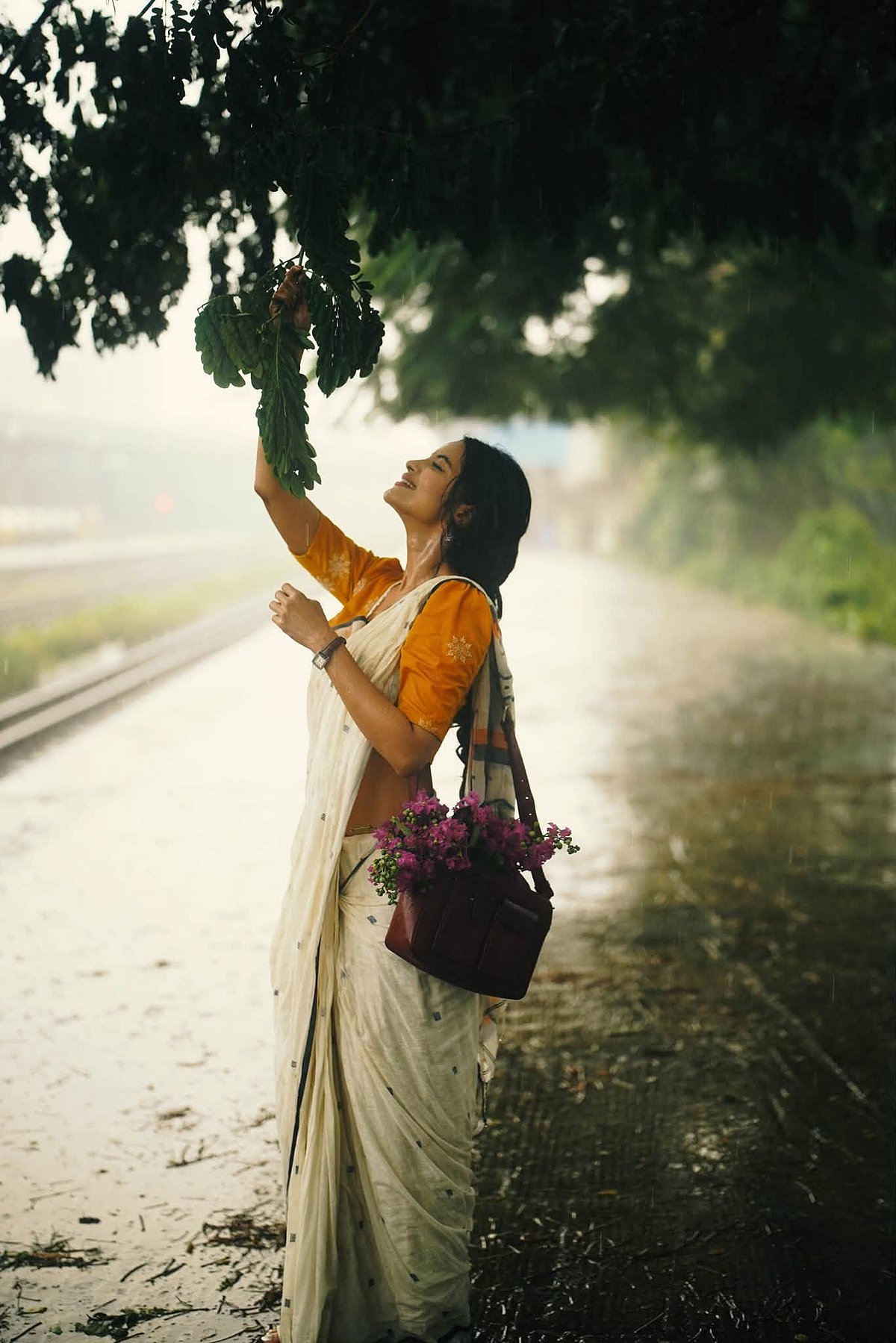 হঠাৎ বৃষ্টি আর সাদা শাড়িতে নাজিফা তুষির রঙিন মুহূর্ত, দেখুন ১০টি ছবি
