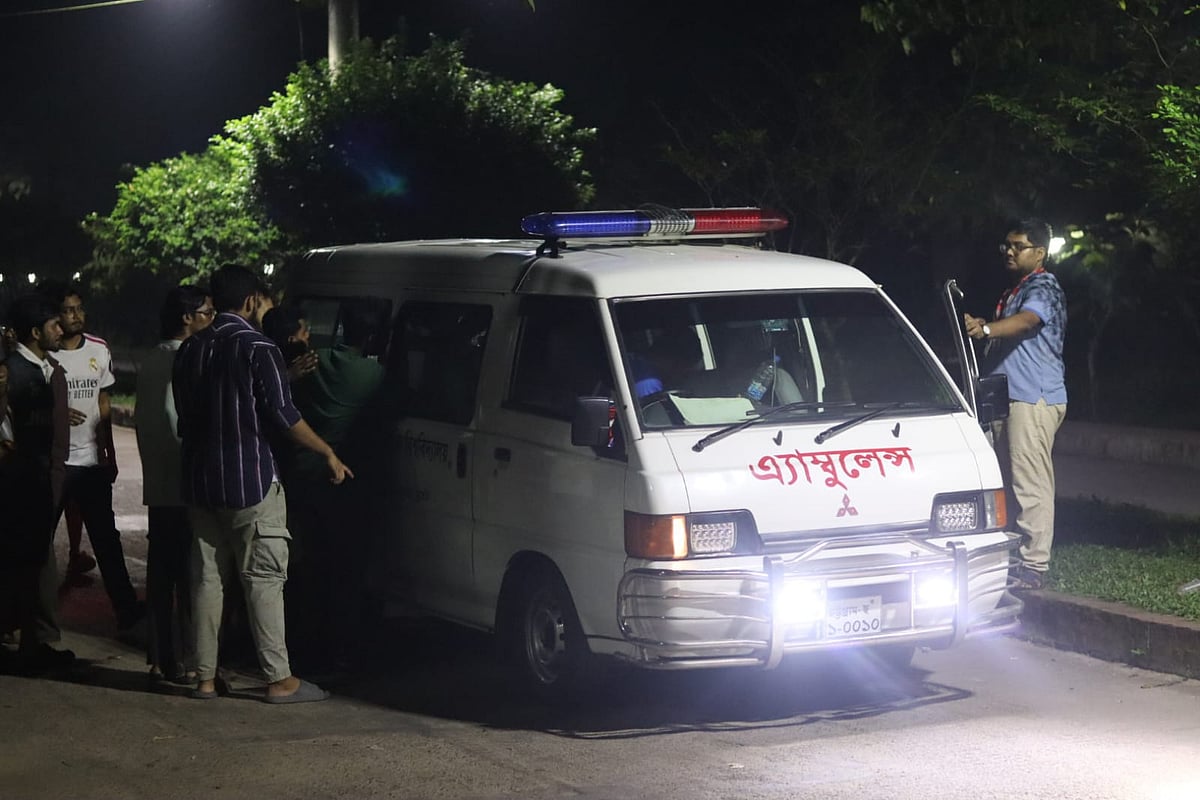 প্রায় ১৫ ঘণ্টা ধরে অবরুদ্ধ চুয়েটের উপাচার্য