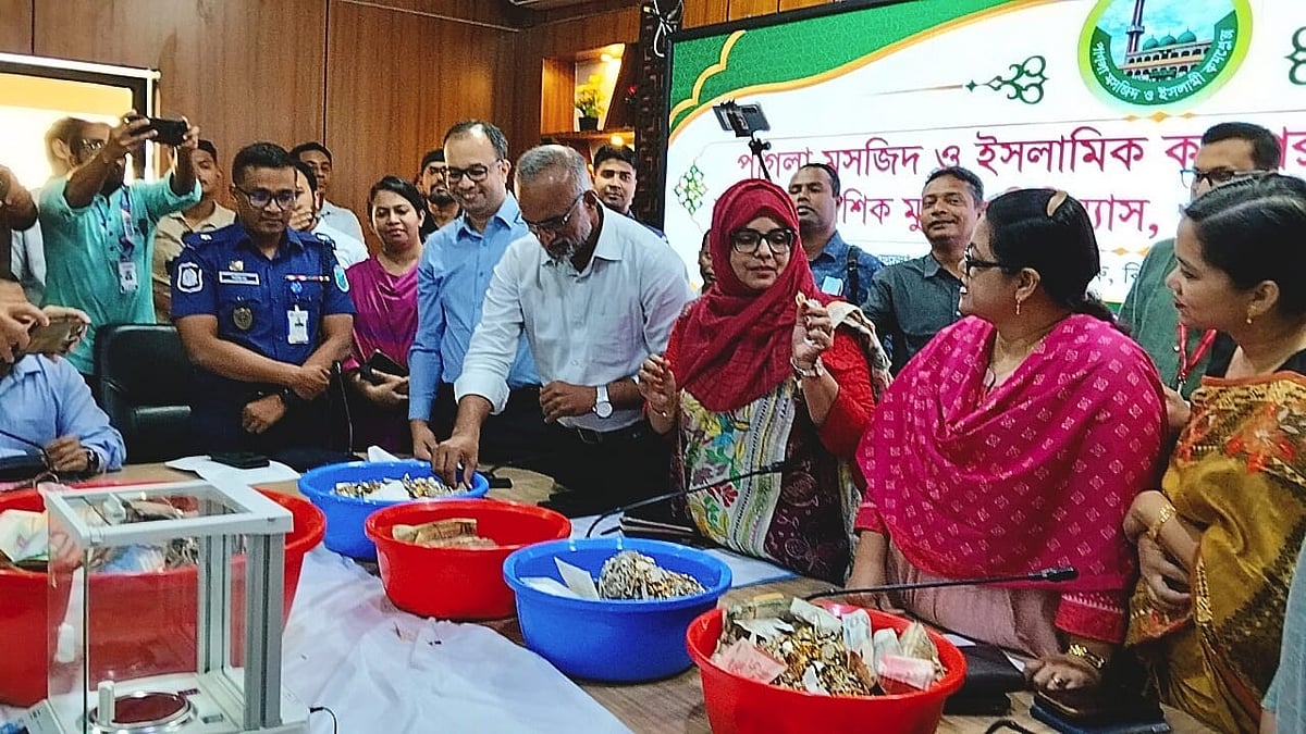 ছয় বছর পর পাগলা মসজিদের সোনা-রুপা ও বৈদেশিক মুদ্রা গণনা শুরু