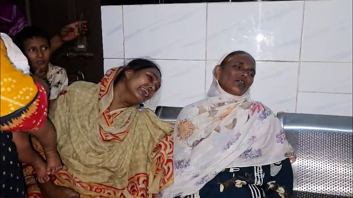 নির্মাণাধীন পৌর ভবনের ছাদ ধসে দুই শ্রমিক নিহত, আহত ৪