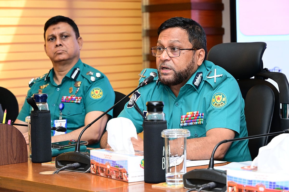 চাঁদাবাজ ও জমি দখলকারীদের যে পরিচয়ই থাকুক কঠোর ব্যবস্থা নিতে হবে: ডিএমপি কমিশনার
