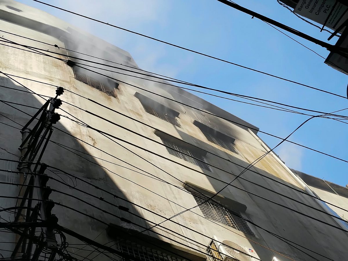 চকবাজারে আগুন: ২৪ ঘণ্টা পরও পুরোপুরি
 নেভেনি, ধোঁয়া বের হচ্ছে