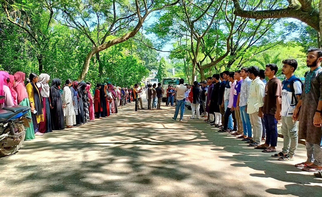 অপ্রতিম হত্যার বিচার চেয়ে মানববন্ধনে দাবি, বয়সের অজুহাতে কেউ যেন রেহাই না পায়