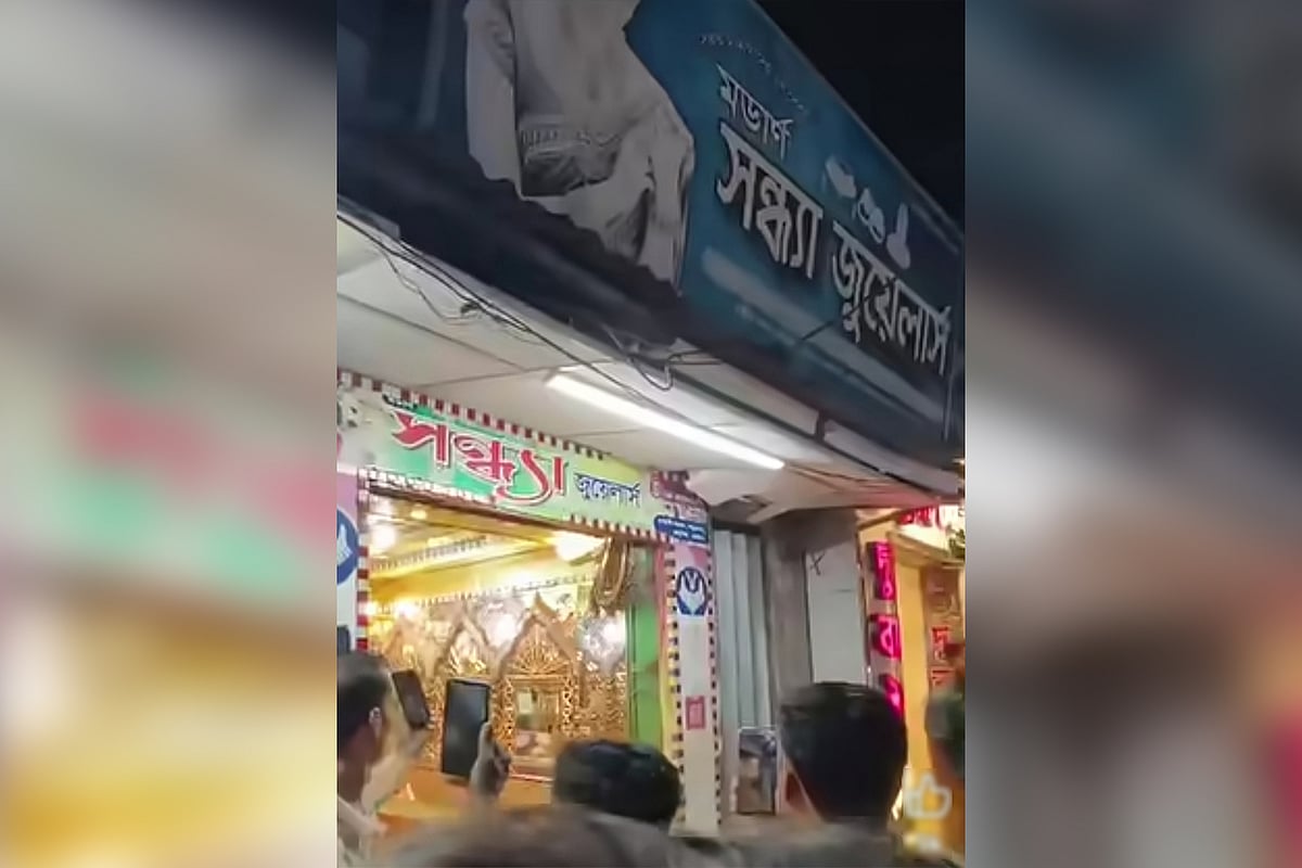 সোনার দোকানের শোকেসে ঝুলছিল ১৪ ফুট লম্বা অজগর, এরপর যা ঘটল