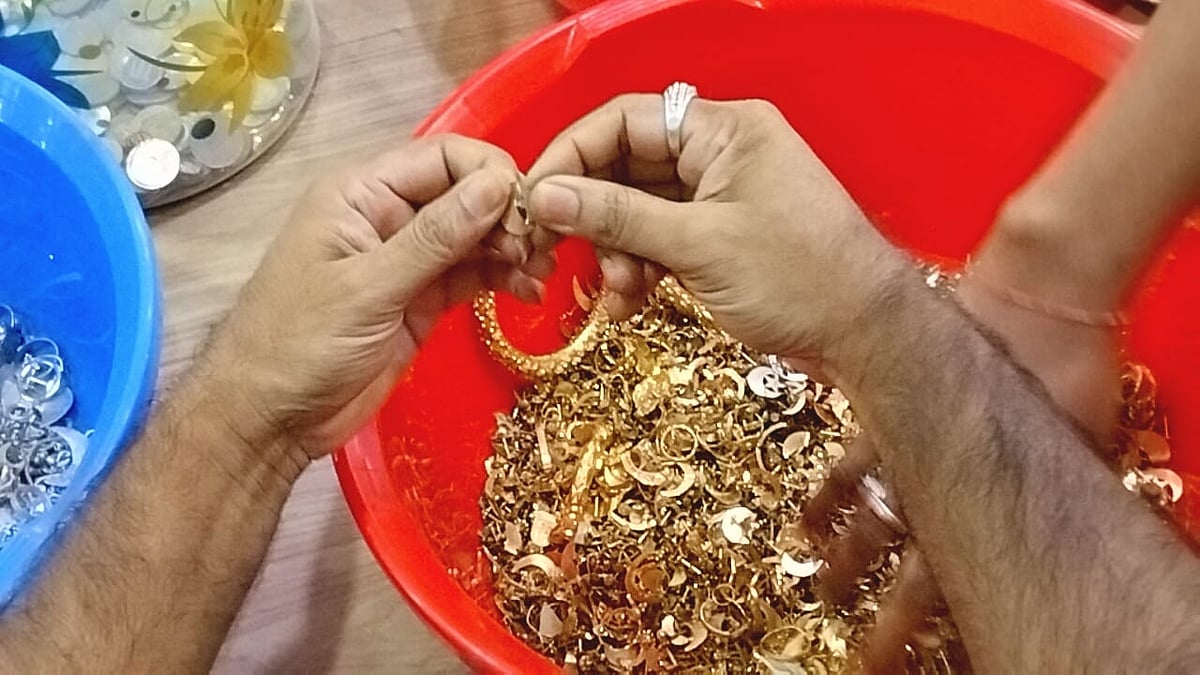 ছয় বছরে পাগলা মসজিদের দানবাক্সে কী পরিমাণ সোনা-রুপা জমা হয়েছে
