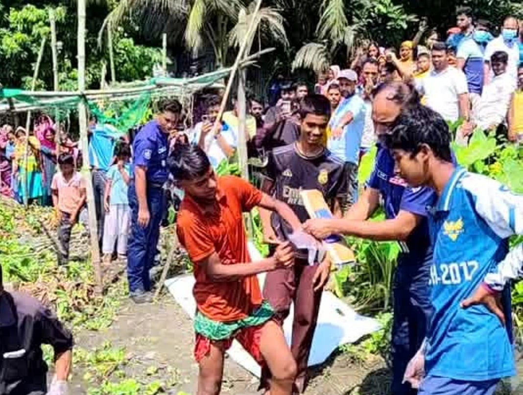 বিলের কচুরিপানা থেকে বের হচ্ছিল দুর্গন্ধ, উৎস খুঁজতে গিয়ে পাওয়া গেল কম্বলে মোড়ানো নারীর মরদেহ