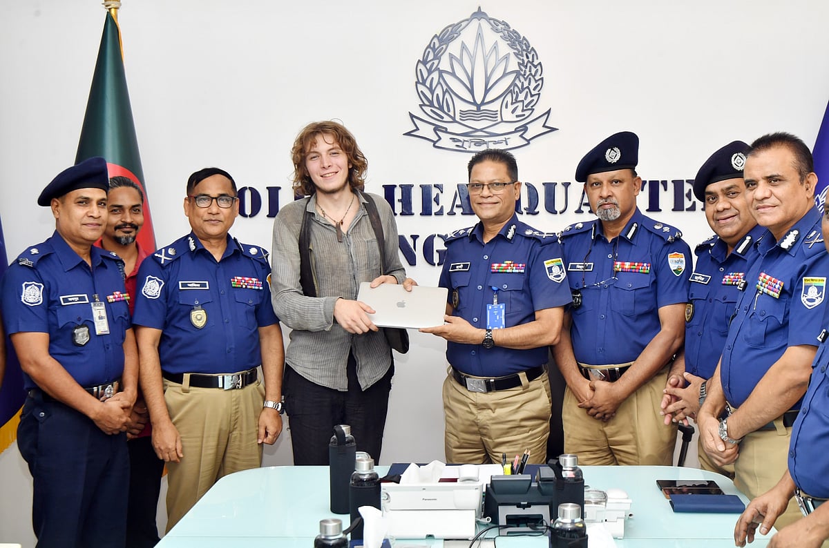 জার্মান পর্যটক ফিরে পেলেন তাঁর চুরি হওয়া ল্যাপটপটি