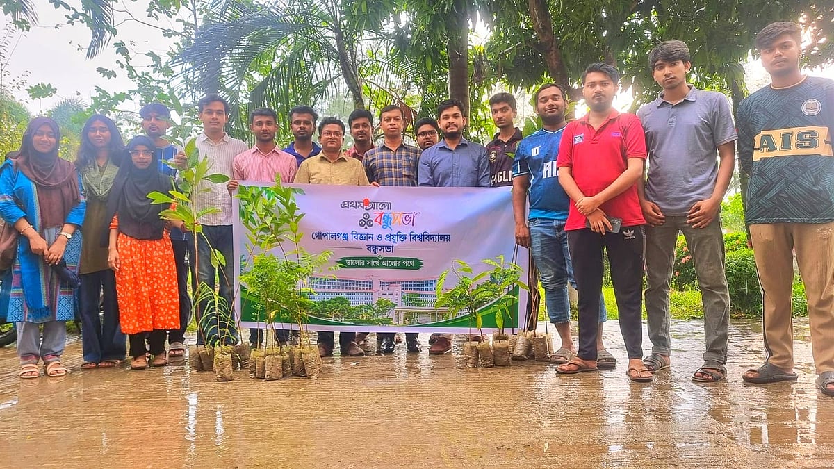 প্রিয় শিক্ষকের স্মৃতিতে বৃক্ষরোপণ