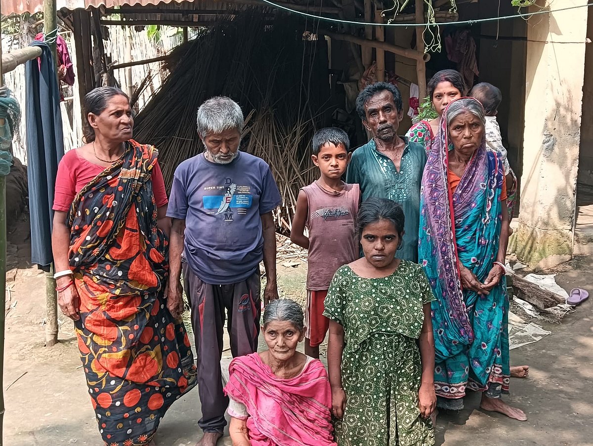 এক পরিবারের পাঁচজনই প্রতিবন্ধী, সংসারের দায়িত্বও জটিল রোগে ভোগা আরেক ব্যক্তির ওপর