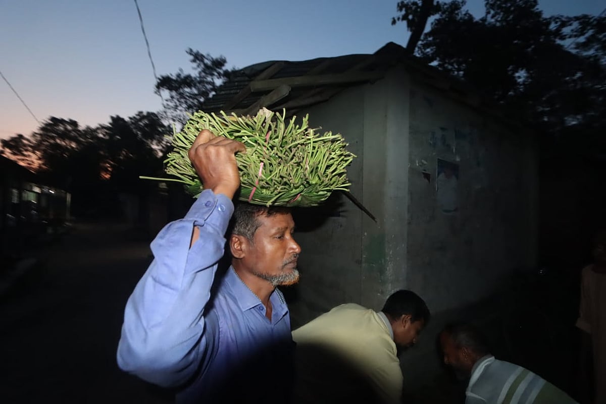 ভোররাতে বসে এই হাট