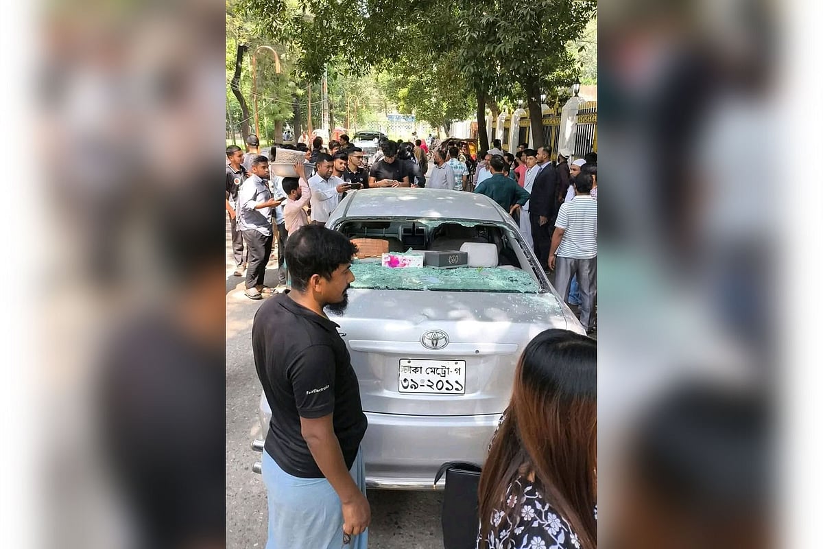 ঢাবিতে গাড়ি চালানো শিখতে গিয়ে ব্রেকের বদলে একসিলারেটরে চাপ, কয়েকজন শিক্ষার্থী আহত