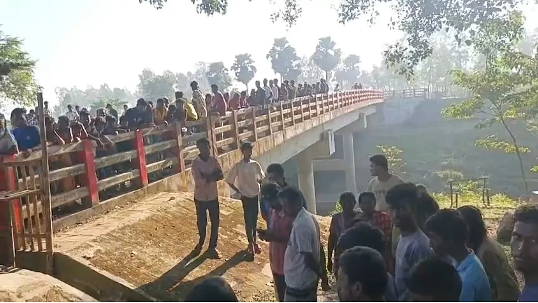 সেতুর পাশে পড়ে ছিল চালকের রক্তাক্ত লাশ, অটোভ্যান নিয়ে পালিয়েছে দুর্বৃত্তরা
