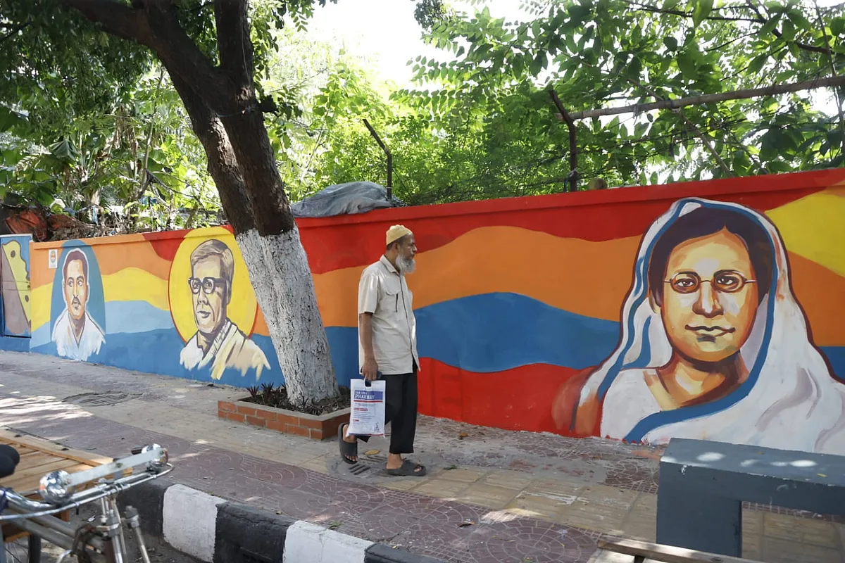 সেগুনবাগিচায় ফুটপাতের দেয়ালে যুক্ত হলো রোকেয়া, জসীমউদ্দীন ও জীবনানন্দের প্রতিকৃতি