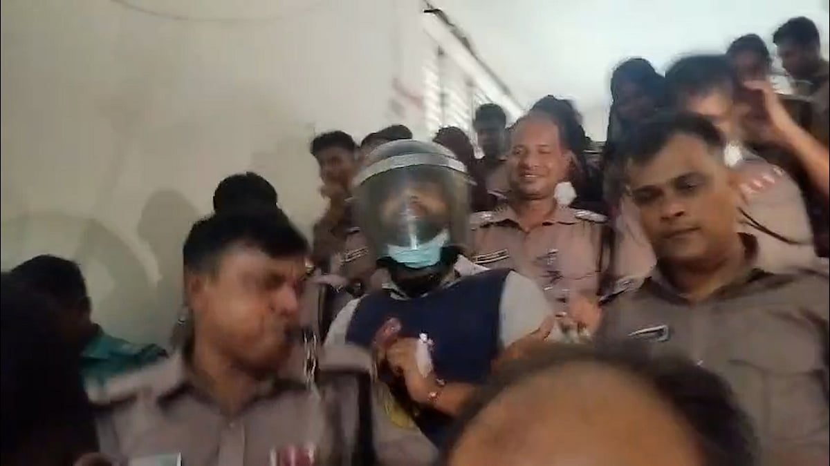 আয়াসের জামিন শুনানিতে বিচারকের সামনেই আইনজীবীদের হাতাহাতি