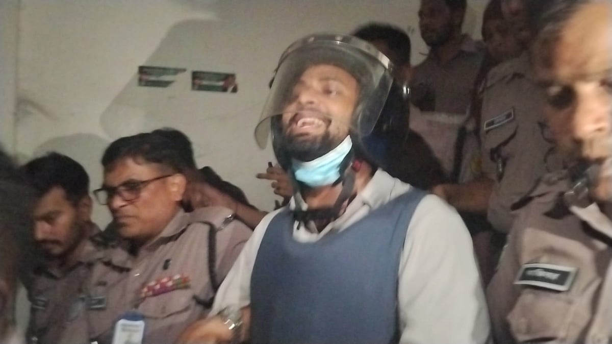 রবীন্দ্রনাথ ঠাকুরের প্রতিকৃতিতে চুনকালি দেওয়ার ঘটনায় গ্রেপ্তার আল-নূর মোহাম্মদ আয়াসসহ দুই আসামিকে রিমান্ড শেষে কারাগারে পাঠিয়েছেন আদালত। আজ বুধবার বিকেলে ঢাকার সিএমএম আদালত প্রাঙ্গণে 