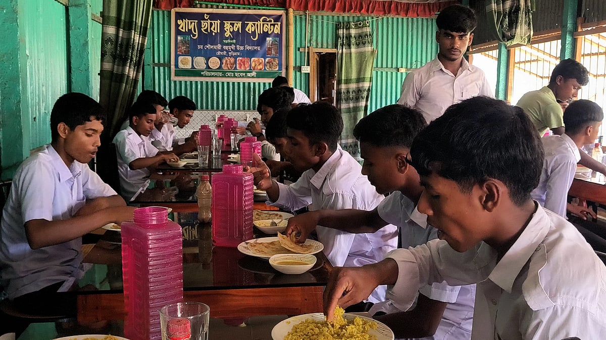 ২০ টাকায় শিক্ষার্থীদের পেট ভরে খাবার, ছবেদ আলীর ব্যতিক্রমী উদ্যোগ