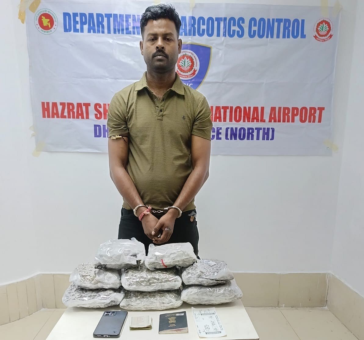 শাড়ির আড়ালে ৪ কেজি কুশ, ব্যাংকক থেকে আসা ভারতীয় নাগরিক বিমানবন্দরে গ্রেপ্তার