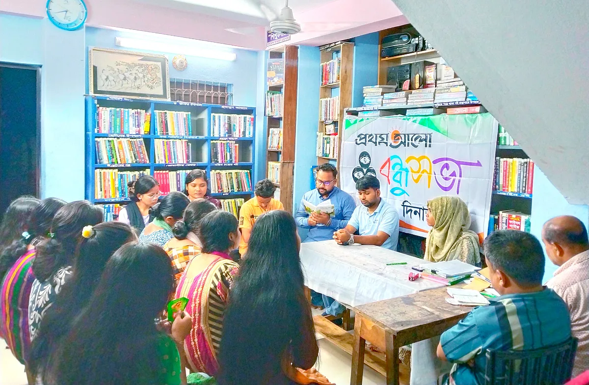 স্থবিরতা পেরিয়ে এগিয়ে চলার গল্প: ‘বরফ গলা নদী’ নিয়ে পাঠচক্র