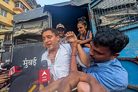 ইমরান খানের ভারত ছাড়ার নির্দেশ স্থগিত