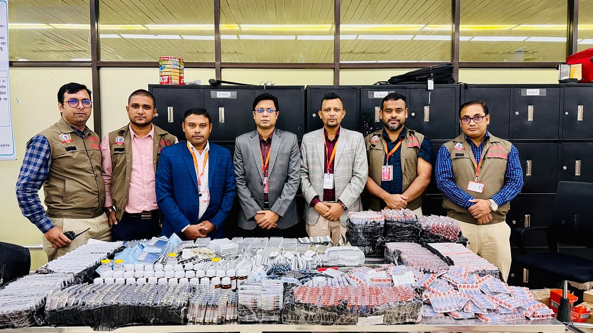 শাহজালাল আন্তর্জাতিক বিমানবন্দর ও কমলাপুর রেলওয়ে ফরেন পোস্ট অফিসে অভিযান চালিয়ে বিভিন্ন পণ্য জব্দ করেছে কাস্টমস গোয়েন্দা ও তদন্ত অধিদপ্তর