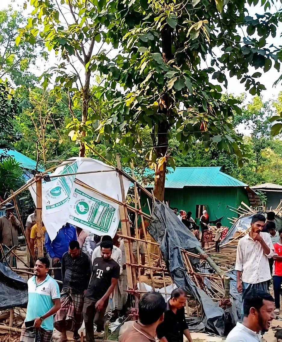 ‘লোকজন হঠাৎ কিলঘুষি দেওয়া শুরু করে, কোনোরকমে প্রাণে বেঁচেছি’