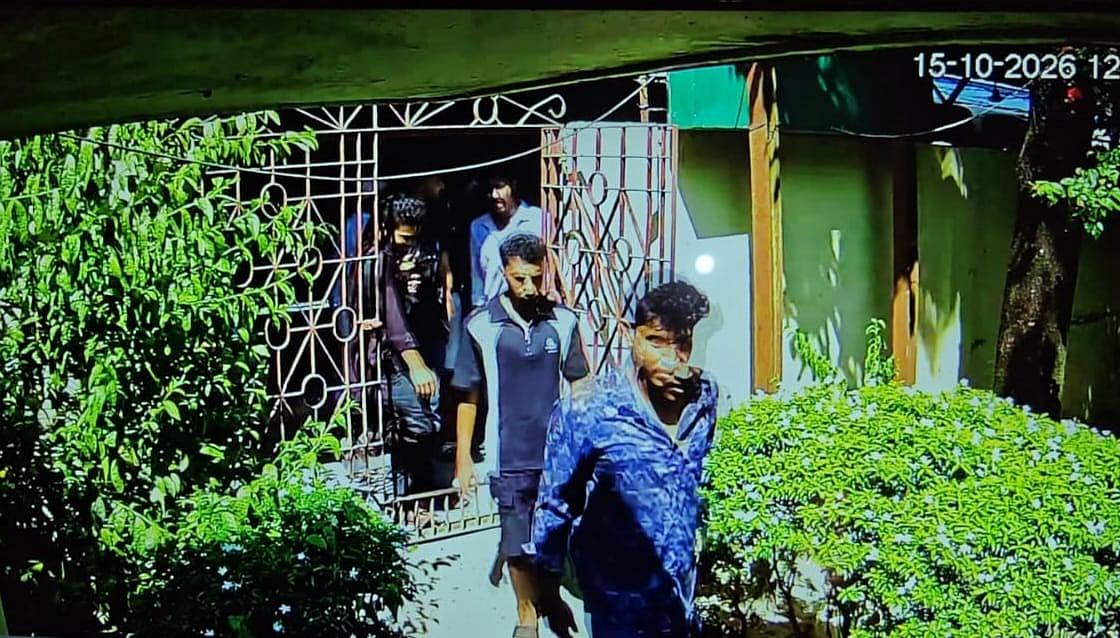 ব্রাহ্মণবাড়িয়ায় টিকিট দেখাতে বলায় দলবল নিয়ে এসে স্টেশনমাস্টার ও টিসিকে বেধড়ক মারধর