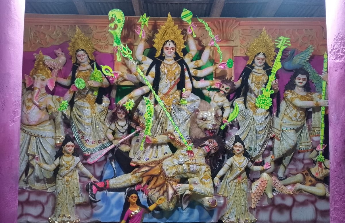 সাতক্ষীরায় মুক্তা–পুঁতি, পাটের আঁশ, তিল-কিশমিশে প্রতিমার সাজ