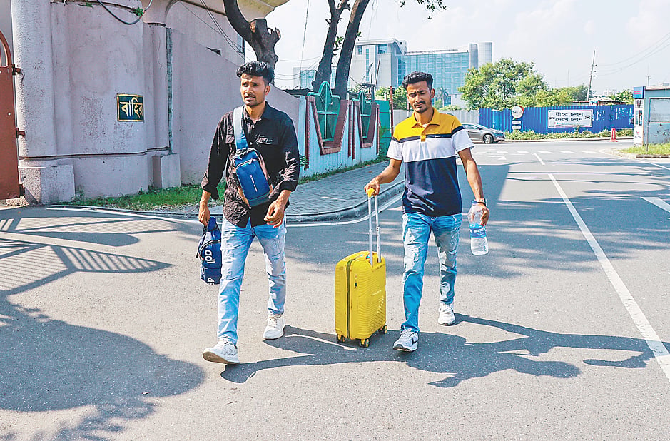 সৌদিগামী যাত্রীরা টিকিটের তারিখ ও গন্তব্য স্থান পরিবর্তন করতে বলাকা ভবনে যাচ্ছেন। গতকাল ঢাকার বিমানবন্দর এলাকায়