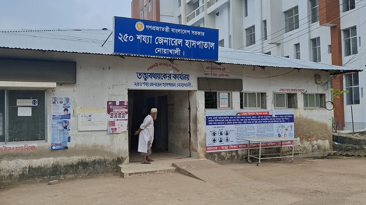 নালার পাশে মিলল এক দিন বয়সী নবজাতক, কান্না শুনে উদ্ধার করেন স্থানীয় লোকজন