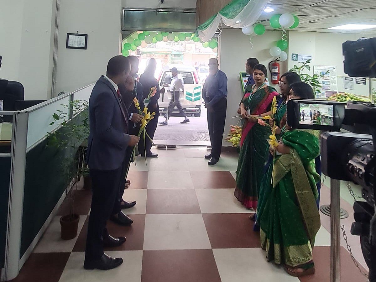 গ্রাহকদের মিষ্টিমুখ করিয়ে টাকা ফেরত দিচ্ছে ন্যাশনাল ব্যাংক