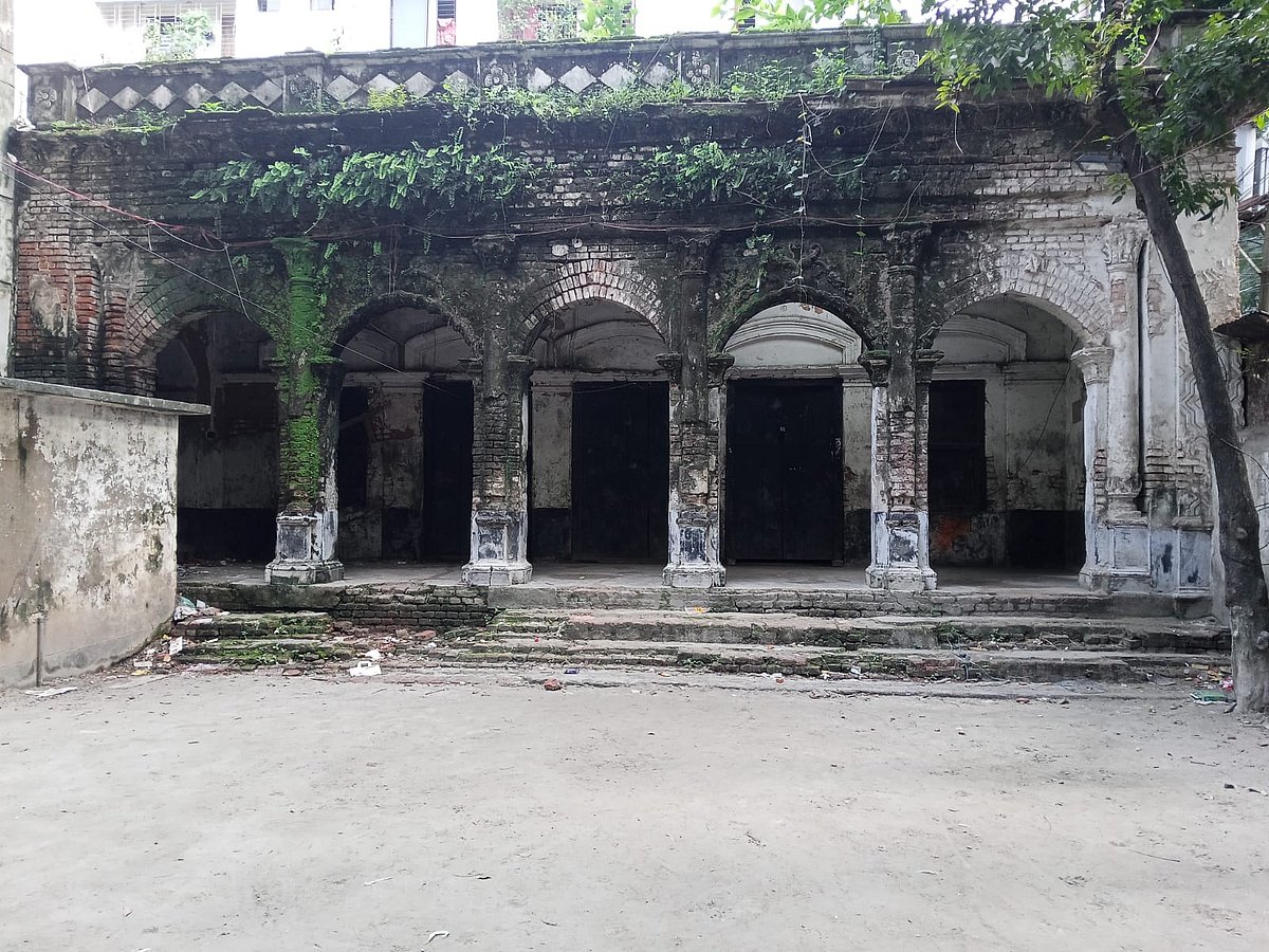 ঢাকার এই জীর্ণ দালানের সঙ্গে জড়িয়ে আছে সাম্প্রদায়িক সম্প্রীতি আর একটি রক্তাক্ত সময়ের গল্প
