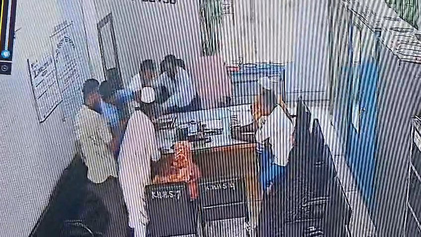 নারায়ণগঞ্জে বিদ্যালয়ে নারী শিক্ষককে থাপ্পড়, বিএনপি নেতাকে শোকজ