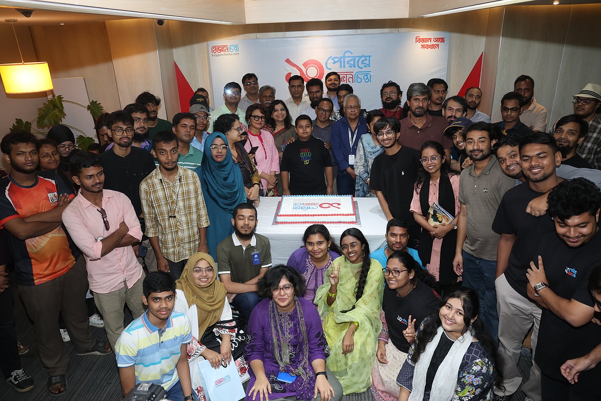 কেক কাটা, আড্ডা আর আনন্দে বিজ্ঞানচিন্তার জন্মদিন