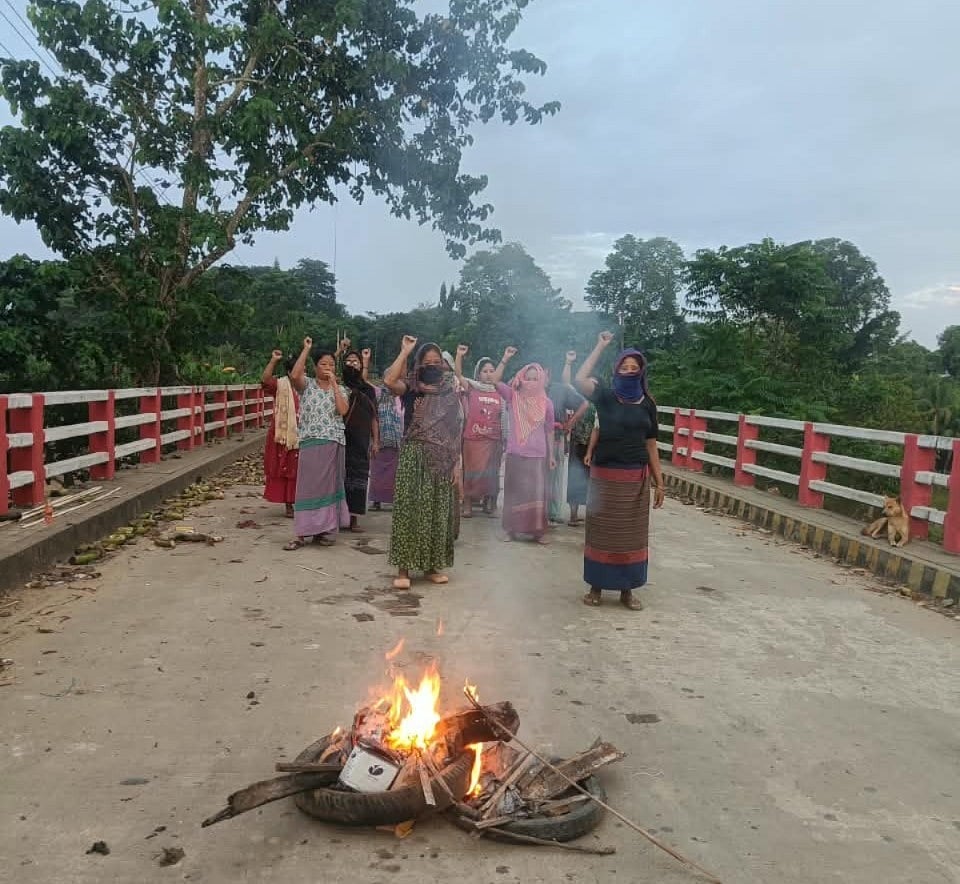 সাজেকে দ্বিতীয় দফায় অবরোধ চলছে, সড়কে আগুন জ্বালিয়ে বিক্ষোভ