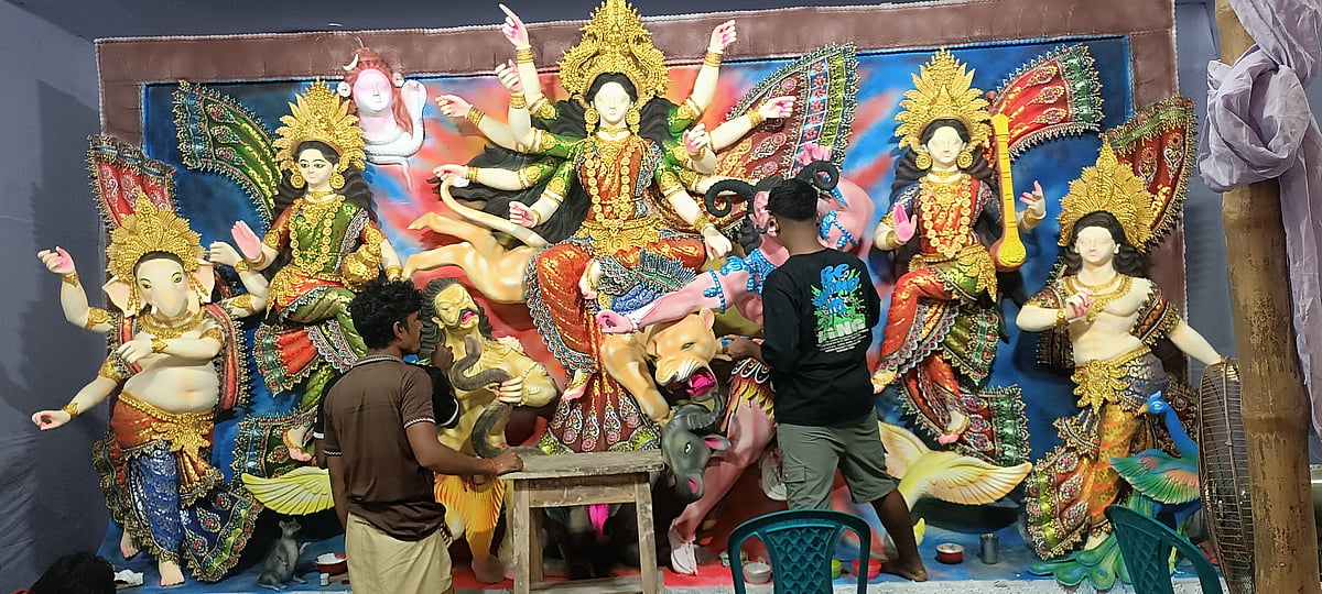 ষষ্ঠীর রাতেও প্রতিমার কাজ বাকি। তাই রাত জেগে কাজ শেষ করছেন প্রতিমাশিল্পীরা। শুক্রবার সন্ধ্যা সাতটার দিকে পাবনার বেড়া উপজেলার চরপাড়া মহল্লার একটি বাড়ির পূজামণ্ডপে